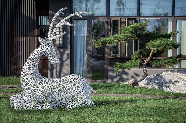 不銹鋼鹿，不銹鋼鏤空鹿，鏤空鹿景觀(guān)擺件，鏤空鹿雕塑，河北不銹鋼鹿廠(chǎng)家.jpg